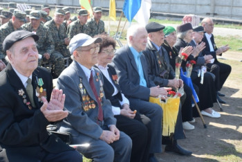 Фотография к новости: Костанайский ветеран рассказал солдатам, как расписался на стенах Рейхстага