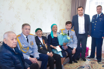 Фотография к новости: Участника битвы на Курской дуге навестили карагандинские полицейские