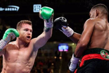 Фотография к новости: "Канело" отобрал у Джейкобса пояс IBF, а Головкин назвал бой скучным