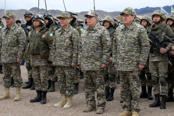 Фотография к новости: Токаев: У Казахстана сильная и мобильная армия