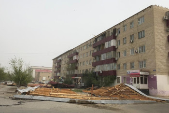 Ветер сорвал крыши школы и пятиэтажки в Атырауской области