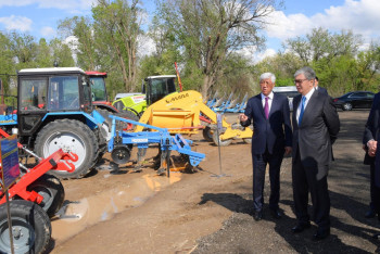 Фотография к новости: Президент РК посетил сервисно-заготовительный центр "Каратал-АГРО"