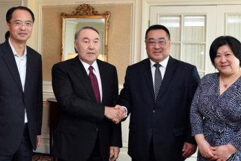 Фотография к новости: Президент китайской кинокомпании подарил Назарбаеву диск с фильмом "Композитор"