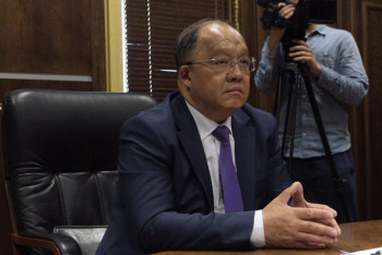 Фотография к новости: Претендент от партии "Ауыл" сдал экзамен на знание госязыка