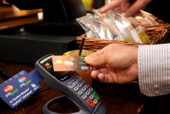 Фотография к новости: В столице официант крал деньги с карточек клиентов, списывая реквизиты 