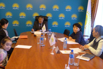 Помощь многодетным матерям оказали в костанайском филиале партии Nur Otan