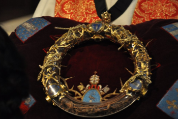 Фотография к новости: Терновый венец Христа показали впервые после пожара в Нотр-Даме