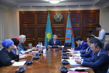 Фотография к новости: Бахыт Султанов встретился с многодетными матерями