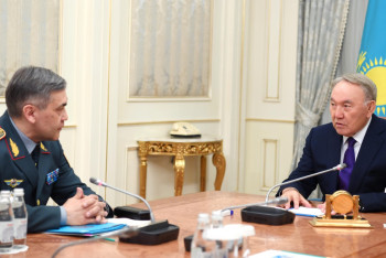 Фотография к новости: Нурсултан Назарбаев принял министра обороны Нурлана Ермекбаева