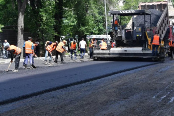 Фотография к новости: В Алматы началось строительство дорог в 14 микрорайонах 