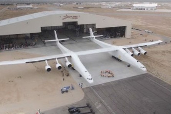 Фотография к новости: Самый большой в мире самолет поднялся в воздух