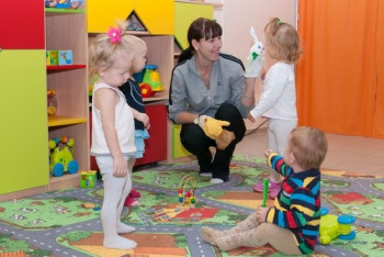 Помощникам воспитателей детсадов поднимут зарплаты с 1 июня 