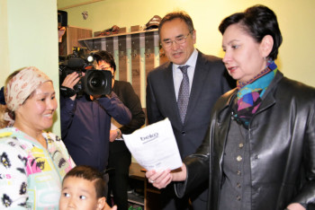 Фотография к новости: Замглавы Правительства посетила малообеспеченные семьи и Центр занятости в Таразе