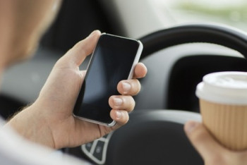 Смартфоны оказались опаснее пьянства за рулем