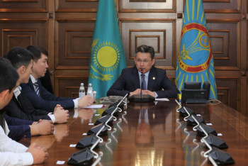 Фотография к новости: Султанов чествовал медработников, спасавших участников массового ДТП 26 марта в столице   