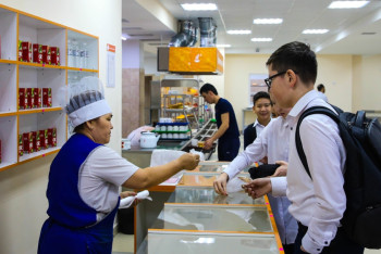 Фотография к новости: Новое меню, видеонаблюдение и родительские комиссии: что нужно знать о школьном питании в Казахстане