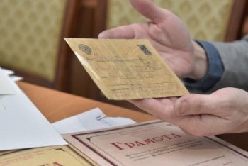 Фотография к новости: Документы репрессированных передают родственникам