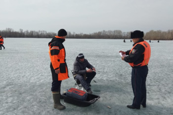 Фотография к новости: Спасатели выгоняют рыбаков с тонкого льда Иртыша
