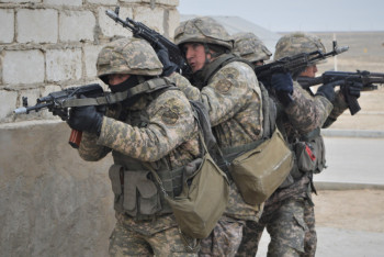 Фотография к новости: Военнослужащие изучают тактику ведения боя в городских условиях