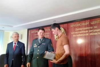 В Актобе таксист и его друзья спасли семью при пожаре