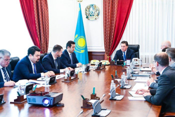 Фотография к новости: Мамин обсудил с гендиректором Петербургского тракторного завода сотрудничество в сфере сельхозмашиностроения