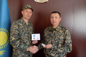 Фотография к новости: Гвардейца, спасшего ребёнка в аэропорту Киева, наградили медалью