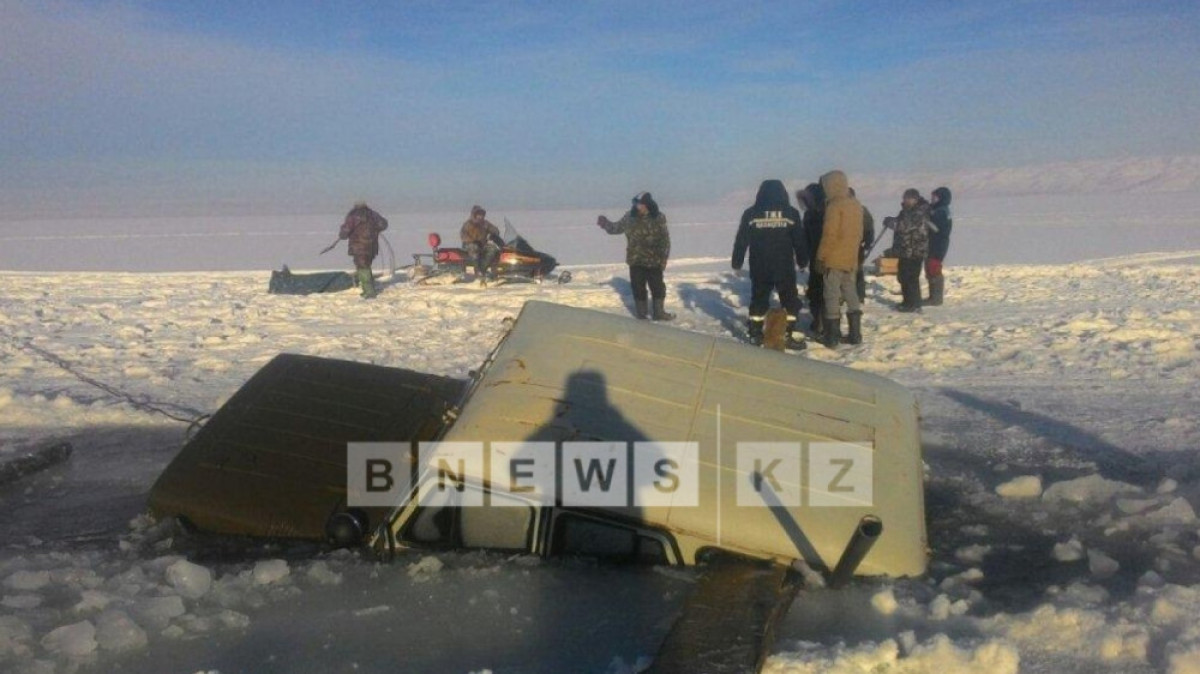 В ВКО под лед провалился УАЗик, водителя и пассажира спасли