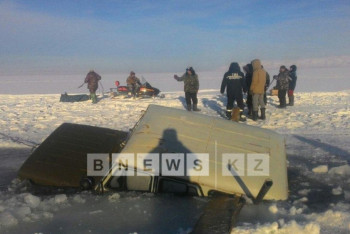 Фотография к новости: В ВКО под лед провалился УАЗик, водителя и пассажира спасли