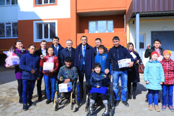 Фотография к новости: Маулен Ашимбаев вручил ключи от квартир малообеспеченным в Актобе