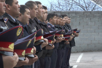 Фотография к новости: Дорожно-патрульные полицейские Алматы заступили на службу с минуты молчания