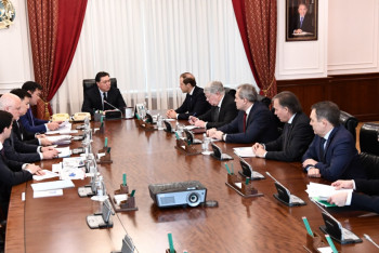 Фотография к новости: Аскар Мамин провел встречу с министром промышленности и торговли России