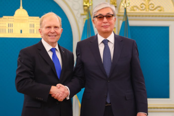 Фотография к новости: Касым-Жомарт Токаев принял верительную грамоту от нового посла США