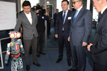 Фотография к новости: Касым-Жомарт Токаев посетил молодежный ресурсный центр в Туркестане