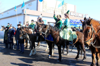 Конный парад в честь Наурыза устроили студенты в Прииртышье