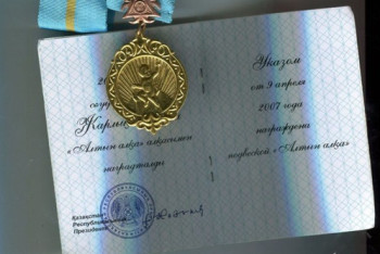 Фотография к новости: Для обладательниц подвески «Алтын алқа» могут создать отдельную очередь на получение жилья