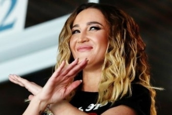 Фотография к новости: Ольга Бузова танцем отметила победу "Авангарда" над "Барысом"