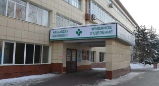 В системном получении взяток подозревают главврача городской больницы Алматы