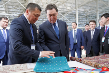 Фотография к новости: Аскар Мамин посетил микрорайоны, СЭЗ и текстильную фабрику в Шымкенте 