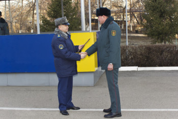 Фотография к новости: В Алматы наградили военнослужащего, спасшего при пожаре троих детей 