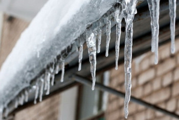 Фотография к новости: Как избежать травм от схода снега и падения сосулек – рекомендации медиков