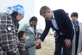 Фотография к новости: Биртанов вручил ключи от нового дома многодетной семье 