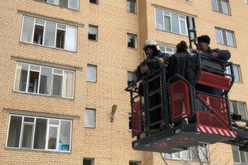 Фотография к новости: Пожарные спасли четверых детей из горящей пятиэтажки в Астане