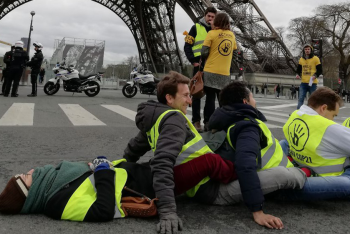 Фотография к новости: "Желтые жилеты" заблокировали мост у Эйфелевой башни