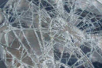 Фотография к новости: Хулигана, разбившего витрину надземки, вычислили в Алматы