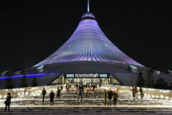 В "Хан Шатыре" на женщину с четвёртого этажа упала пальма