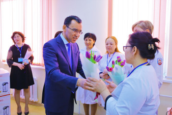 Фотография к новости: Маулен Ашимбаев поздравил с 8 марта медицинских работников