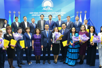 Фотография к новости: Маулен Ашимбаев вручил партийные билеты "Нұр Отана" 20 активным казахстанцам