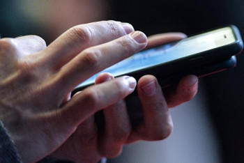 Смартфоны с тревожной кнопкой подарили многодетным семьям в Акмолинской области