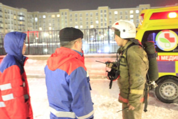 Пожарные спасли 25 человек из горящего дома в Астане