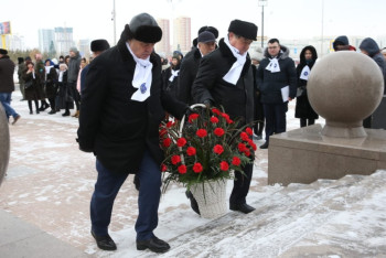Представители АНК возложили цветы к монументу "Қазақ еліне мың алғыс!" 